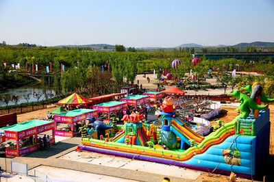 五一假期萬(wàn)人游園，青島“童夢(mèng)香村”牡丹怒放成休閑觀光熱點(diǎn)